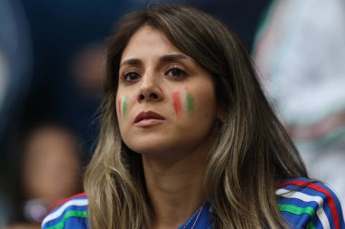 Gelsenkirchen, Almanya 20.06.2024: Gelsenkirchen 'deki Veltins Arena stadyumunda İspanya ile İtalya arasında oynanan UEFA EURO 2024 grup B futbol maçı öncesinde tribünlerdeki İspanyol ve İtalyan taraftarların renkleri.