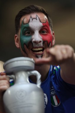 Gelsenkirchen, Almanya 20.06.2024: Gelsenkirchen 'deki Veltins Arena stadyumunda İspanya ile İtalya arasında oynanan UEFA EURO 2024 grup B futbol maçı öncesinde tribünlerdeki İspanyol ve İtalyan taraftarların renkleri.
