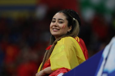 Gelsenkirchen, Almanya 20.06.2024: Gelsenkirchen 'deki Veltins Arena stadyumunda İspanya ile İtalya arasında oynanan UEFA EURO 2024 grup B futbol maçı öncesinde tribünlerdeki İspanyol ve İtalyan taraftarların renkleri.