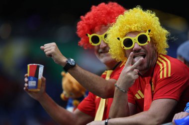 Gelsenkirchen, Almanya 20.06.2024: Gelsenkirchen 'deki Veltins Arena stadyumunda İspanya ile İtalya arasında oynanan UEFA EURO 2024 grup B futbol maçı öncesinde tribünlerdeki İspanyol ve İtalyan taraftarların renkleri.