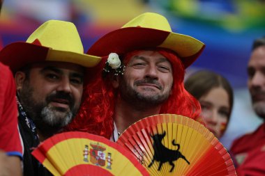 Gelsenkirchen, Almanya 20.06.2024: Gelsenkirchen 'deki Veltins Arena stadyumunda İspanya ile İtalya arasında oynanan UEFA EURO 2024 grup B futbol maçı öncesinde tribünlerdeki İspanyol ve İtalyan taraftarların renkleri.
