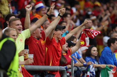Gelsenkirchen, Almanya 20.06.2024: Gelsenkirchen 'deki Veltins Arena stadyumunda İspanya ile İtalya arasında oynanan UEFA EURO 2024 grup B futbol maçı öncesinde tribünlerdeki İspanyol ve İtalyan taraftarların renkleri.