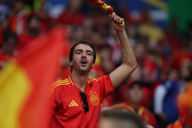 Gelsenkirchen, Almanya 20.06.2024: Gelsenkirchen 'deki Veltins Arena stadyumunda İspanya ile İtalya arasında oynanan UEFA EURO 2024 grup B futbol maçı öncesinde tribünlerdeki İspanyol ve İtalyan taraftarların renkleri.