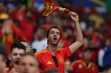 Gelsenkirchen, Almanya 20.06.2024: Gelsenkirchen 'deki Veltins Arena stadyumunda İspanya ile İtalya arasında oynanan UEFA EURO 2024 grup B futbol maçı öncesinde tribünlerdeki İspanyol ve İtalyan taraftarların renkleri.