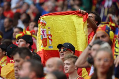 Gelsenkirchen, Almanya 20.06.2024: Gelsenkirchen 'deki Veltins Arena stadyumunda İspanya ile İtalya arasında oynanan UEFA EURO 2024 grup B futbol maçı öncesinde tribünlerdeki İspanyol ve İtalyan taraftarların renkleri.