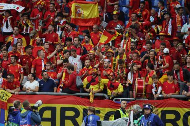 Gelsenkirchen, Almanya 20.06.2024: Gelsenkirchen 'deki Veltins Arena stadyumunda İspanya ile İtalya arasında oynanan UEFA EURO 2024 grup B futbol maçı öncesinde tribünlerdeki İspanyol ve İtalyan taraftarların renkleri.