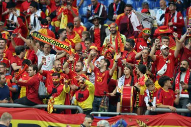 Gelsenkirchen, Almanya 20.06.2024: Gelsenkirchen 'deki Veltins Arena stadyumunda İspanya ile İtalya arasında oynanan UEFA EURO 2024 grup B futbol maçı öncesinde tribünlerdeki İspanyol ve İtalyan taraftarların renkleri.