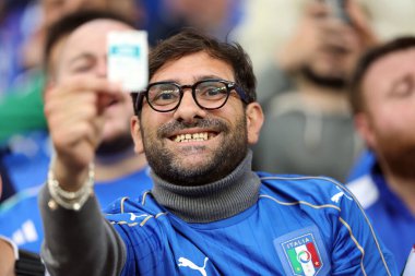 Gelsenkirchen, Almanya 20.06.2024: Gelsenkirchen 'deki Veltins Arena stadyumunda İspanya ile İtalya arasında oynanan UEFA EURO 2024 grup B futbol maçı öncesinde tribünlerdeki İspanyol ve İtalyan taraftarların renkleri.
