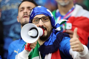 Gelsenkirchen, Almanya 20.06.2024: Gelsenkirchen 'deki Veltins Arena stadyumunda İspanya ile İtalya arasında oynanan UEFA EURO 2024 grup B futbol maçı öncesinde tribünlerdeki İspanyol ve İtalyan taraftarların renkleri.
