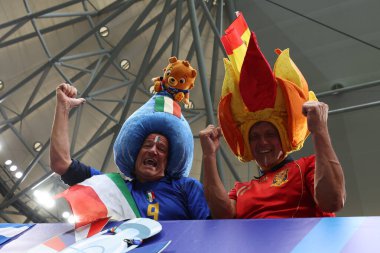 Gelsenkirchen, Almanya 20.06.2024: İspanya ve İtalya, Gelsenkirchen 'deki Veltins Arena stadyumunda İspanya ile İtalya arasında oynanan UEFA EURO 2024 grup B grup futbol maçı sırasında renkleri destekliyor.