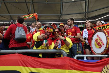Gelsenkirchen, Almanya 20.06.2024: İspanyol taraftarlar Gelsenkirchen 'deki Veltins Arena Stadyumu' nda İspanya ile İtalya arasında oynanan UEFA EURO 2024 grup B futbol maçının galibiyetini kutladılar.