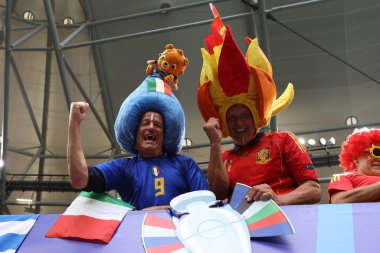Gelsenkirchen, Almanya 20.06.2024: İspanya ve İtalya, Gelsenkirchen 'deki Veltins Arena stadyumunda İspanya ile İtalya arasında oynanan UEFA EURO 2024 grup B grup futbol maçı sırasında renkleri destekliyor.