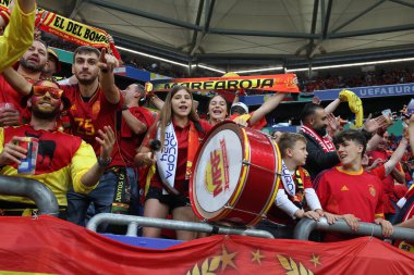 Gelsenkirchen, Almanya 20.06.2024: İspanyol taraftarlar Gelsenkirchen 'deki Veltins Arena stadyumunda İspanya ile İtalya arasında oynanan UEFA 2024 grup B futbol maçının galibiyetini kutladılar.