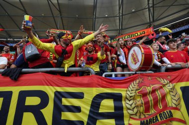 Gelsenkirchen, Almanya 20.06.2024: İspanyol taraftarlar Gelsenkirchen 'deki Veltins Arena stadyumunda İspanya ile İtalya arasında oynanan UEFA 2024 grup B futbol maçının galibiyetini kutladılar.