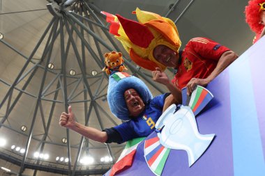 Gelsenkirchen, Almanya 20.06.2024: İspanya ve İtalya, Gelsenkirchen 'deki Veltins Arena stadyumunda İspanya ile İtalya arasında oynanan UEFA EURO 2024 grup B grup futbol maçı sırasında renkleri destekliyor.