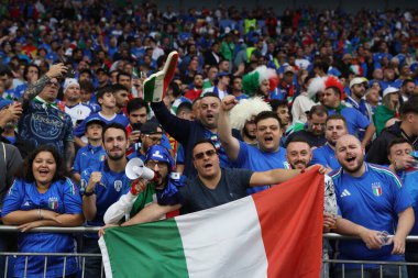 Gelsenkirchen, Almanya 20.06.2024: Gelsenkirchen 'deki Veltins Arena stadyumunda İspanya ile İtalya arasında oynanan UEFA EURO 2024 grup B grup futbol maçı sırasında İtalya taraftarları.