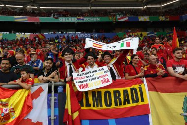 Gelsenkirchen, Almanya 20.06.2024: İspanyol taraftarlar Gelsenkirchen 'deki Veltins Arena stadyumunda İspanya ile İtalya arasında oynanan UEFA 2024 grup B futbol maçının galibiyetini kutladılar.