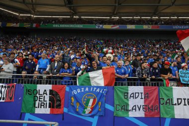 Gelsenkirchen, Almanya 20.06.2024: Gelsenkirchen 'deki Veltins Arena stadyumunda İspanya ile İtalya arasında oynanan UEFA EURO 2024 grup B grup futbol maçı sırasında İtalya taraftarları.