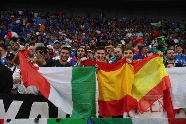 Gelsenkirchen, Almanya 20.06.2024: Gelsenkirchen 'deki Veltins Arena stadyumunda İspanya ile İtalya arasında oynanan UEFA EURO 2024 grup B grup futbol maçı sırasında İtalya ve İspanya taraftarları.