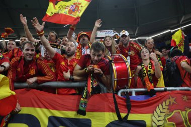 Gelsenkirchen, Almanya 20.06.2024: İspanyol taraftarlar Gelsenkirchen 'deki Veltins Arena stadyumunda İspanya ile İtalya arasında oynanan UEFA 2024 grup B futbol maçının galibiyetini kutladılar.