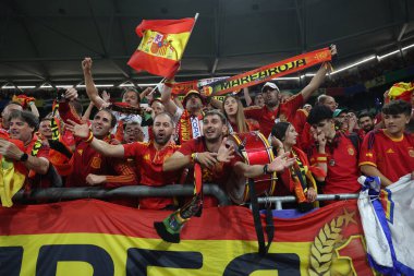 Gelsenkirchen, Almanya 20.06.2024: İspanyol taraftarlar Gelsenkirchen 'deki Veltins Arena stadyumunda İspanya ile İtalya arasında oynanan UEFA 2024 grup B futbol maçının galibiyetini kutladılar.