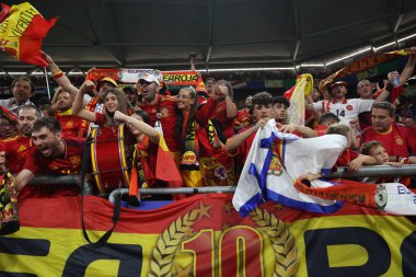 Gelsenkirchen, Almanya 20.06.2024: İspanyol taraftarlar Gelsenkirchen 'deki Veltins Arena stadyumunda İspanya ile İtalya arasında oynanan UEFA 2024 grup B futbol maçının galibiyetini kutladılar.