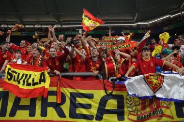 Gelsenkirchen, Almanya 20.06.2024: İspanyol taraftarlar Gelsenkirchen 'deki Veltins Arena stadyumunda İspanya ile İtalya arasında oynanan UEFA 2024 grup B futbol maçının galibiyetini kutladılar.