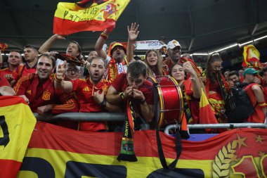 Gelsenkirchen, Almanya 20.06.2024: İspanyol taraftarlar Gelsenkirchen 'deki Veltins Arena stadyumunda İspanya ile İtalya arasında oynanan UEFA 2024 grup B futbol maçının galibiyetini kutladılar.