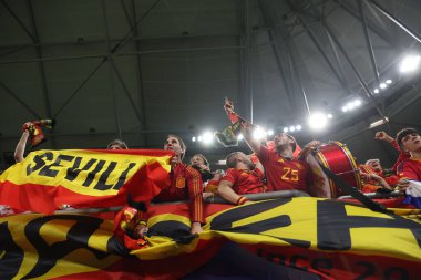 Gelsenkirchen, Almanya 20.06.2024: İspanyol taraftarlar Gelsenkirchen 'deki Veltins Arena stadyumunda İspanya ile İtalya arasında oynanan UEFA 2024 grup B futbol maçının galibiyetini kutladılar.