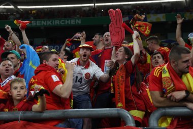 Gelsenkirchen, Almanya 20.06.2024: İspanyol taraftarlar Gelsenkirchen 'deki Veltins Arena stadyumunda İspanya ile İtalya arasında oynanan UEFA 2024 grup B futbol maçının galibiyetini kutladılar.