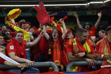 Gelsenkirchen, Almanya 20.06.2024: İspanyol taraftarlar Gelsenkirchen 'deki Veltins Arena stadyumunda İspanya ile İtalya arasında oynanan UEFA 2024 grup B futbol maçının galibiyetini kutladılar.