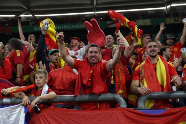 Gelsenkirchen, Almanya 20.06.2024: İspanyol taraftarlar Gelsenkirchen 'deki Veltins Arena stadyumunda İspanya ile İtalya arasında oynanan UEFA 2024 grup B futbol maçının galibiyetini kutladılar.
