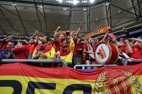 Gelsenkirchen, Almanya 20.06.2024: İspanyol taraftarlar Gelsenkirchen 'deki Veltins Arena stadyumunda İspanya ile İtalya arasında oynanan UEFA 2024 grup B futbol maçının galibiyetini kutladılar.