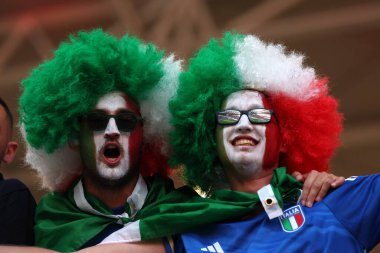 Leipzig, Almanya 24.06.2024: İtalyan ve Hırvat taraftarlar, Leipzig Stadyumu 'nda Hırvatistan ile İtalya arasında oynanan UEFA 2024 Matchday 3, B aşaması futbol karşılaşması öncesinde kürsüde renk aldılar.