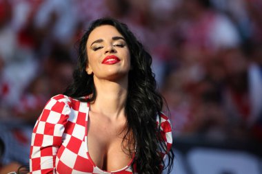 Leipzig, Almanya 24.06.2024: Model Ivana Koln, UEFA EURO 2024 Maç öncesi kürsüde, Hırvatistan ile İtalya arasında Leipzig Stadyumu 'nda oynanan B aşaması futbol karşılaşması..