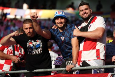 Leipzig, Almanya 24.06.2024: İtalyan ve Hırvat taraftarlar, Leipzig Stadyumu 'nda Hırvatistan ile İtalya arasında oynanan UEFA 2024 Matchday 3, B aşaması futbol karşılaşması öncesinde kürsüde renk aldılar.