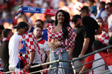 Leipzig, Almanya 24.06.2024: Model Ivana Koln, UEFA EURO 2024 Maç öncesi kürsüde, Hırvatistan ile İtalya arasında Leipzig Stadyumu 'nda oynanan B aşaması futbol karşılaşması..