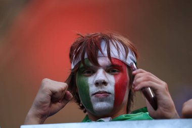 Leipzig, Almanya 24.06.2024: İtalyan ve Hırvat taraftarlar, Leipzig Stadyumu 'nda Hırvatistan ile İtalya arasında oynanan UEFA 2024 Matchday 3, B aşaması futbol karşılaşması öncesinde kürsüde renk aldılar.