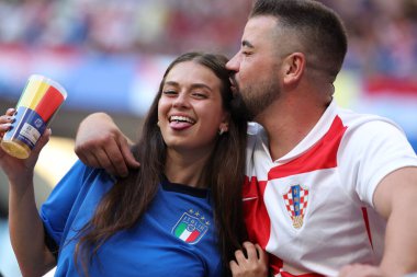 Leipzig, Almanya 24.06.2024: İtalyan ve Hırvat taraftarlar, Leipzig Stadyumu 'nda Hırvatistan ile İtalya arasında oynanan UEFA 2024 Matchday 3, B aşaması futbol karşılaşması öncesinde kürsüde renk aldılar.