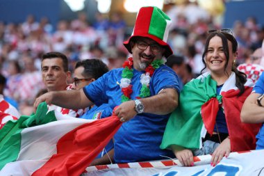 Leipzig, Almanya 24.06.2024: İtalyan ve Hırvat taraftarlar, Leipzig Stadyumu 'nda Hırvatistan ile İtalya arasında oynanan UEFA 2024 Matchday 3, B aşaması futbol karşılaşması öncesinde kürsüde renk aldılar.