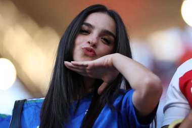 Leipzig, Almanya 24.06.2024: İtalyan ve Hırvat taraftarlar, Leipzig Stadyumu 'nda Hırvatistan ile İtalya arasında oynanan UEFA 2024 Matchday 3, B aşaması futbol karşılaşması öncesinde kürsüde renk aldılar.