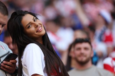 Leipzig, Almanya 24.06.2024: İtalyan ve Hırvat taraftarlar, Leipzig Stadyumu 'nda Hırvatistan ile İtalya arasında oynanan UEFA 2024 Matchday 3, B aşaması futbol karşılaşması öncesinde kürsüde renk aldılar.