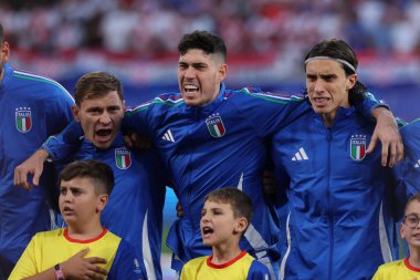 Leipzig, Almanya 24.06.2024: UEFA EURO 2024 öncesi marş sırasında İtalya milli takımı, Hırvatistan ile İtalya arasındaki B aşaması futbol maçı Leipzig Stadyumu 'nda oynanacak..