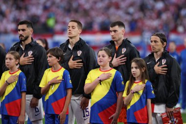 Leipzig, Almanya 24.06.2024: UEFA EURO 2024 öncesi milli marş sırasında Hırvatistan takımı, Hırvatistan ile İtalya arasında Leipzig Stadyumu 'nda oynanan B aşaması futbol karşılaşması..