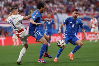 Leipzig, Almanya 24.06.2024: Hırvat Andrej Kramariç, UEFA 2024 Matchday 3, Hırvatistan ile İtalya arasında Leipzig Stadyumu 'nda oynanan B aşaması futbol karşılaşması sırasında İtalyan Matteo Darmian.