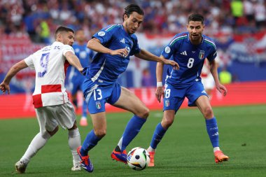 Leipzig, Almanya 24.06.2024: Hırvat Andrej Kramariç, UEFA 2024 Matchday 3, Hırvatistan ile İtalya arasında Leipzig Stadyumu 'nda oynanan B aşaması futbol karşılaşması sırasında İtalyan Matteo Darmian.