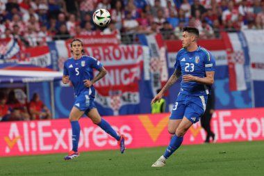 Leipzig, Almanya 24.06.2024: UEFA EURO 2024 Maç sırasında İtalyan Alessandro Bastoni, Hırvatistan ile İtalya arasında Leipzig Stadyumu 'nda oynanan B aşaması futbol karşılaşması..