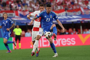Leipzig, Almanya 24.06.2024: İtalyan Alessandro Bastoni, UEFA EURO 2024 Matchday 3, Hırvatistan ile İtalya arasında Leipzig Stadyumu 'nda oynanan B aşaması futbol karşılaşmasında Hırvat Mario Pasaliç.