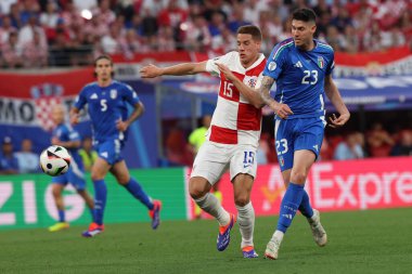 Leipzig, Almanya 24.06.2024: İtalyan Alessandro Bastoni, UEFA EURO 2024 Matchday 3, Hırvatistan ile İtalya arasında Leipzig Stadyumu 'nda oynanan B aşaması futbol karşılaşmasında Hırvat Mario Pasaliç.