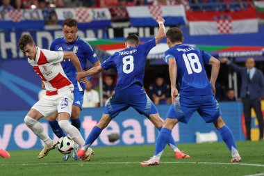 Leipzig, Almanya 24.06.2024: Hırvat Luka Suciç, İtalyan Gianluca Scamacca, UEFA EURO 2024 Matchday 3, Hırvatistan ile İtalya arasında Leipzig Stadyumu 'nda oynanan B aşaması futbol karşılaşması sırasında İtalyan Jorginho.